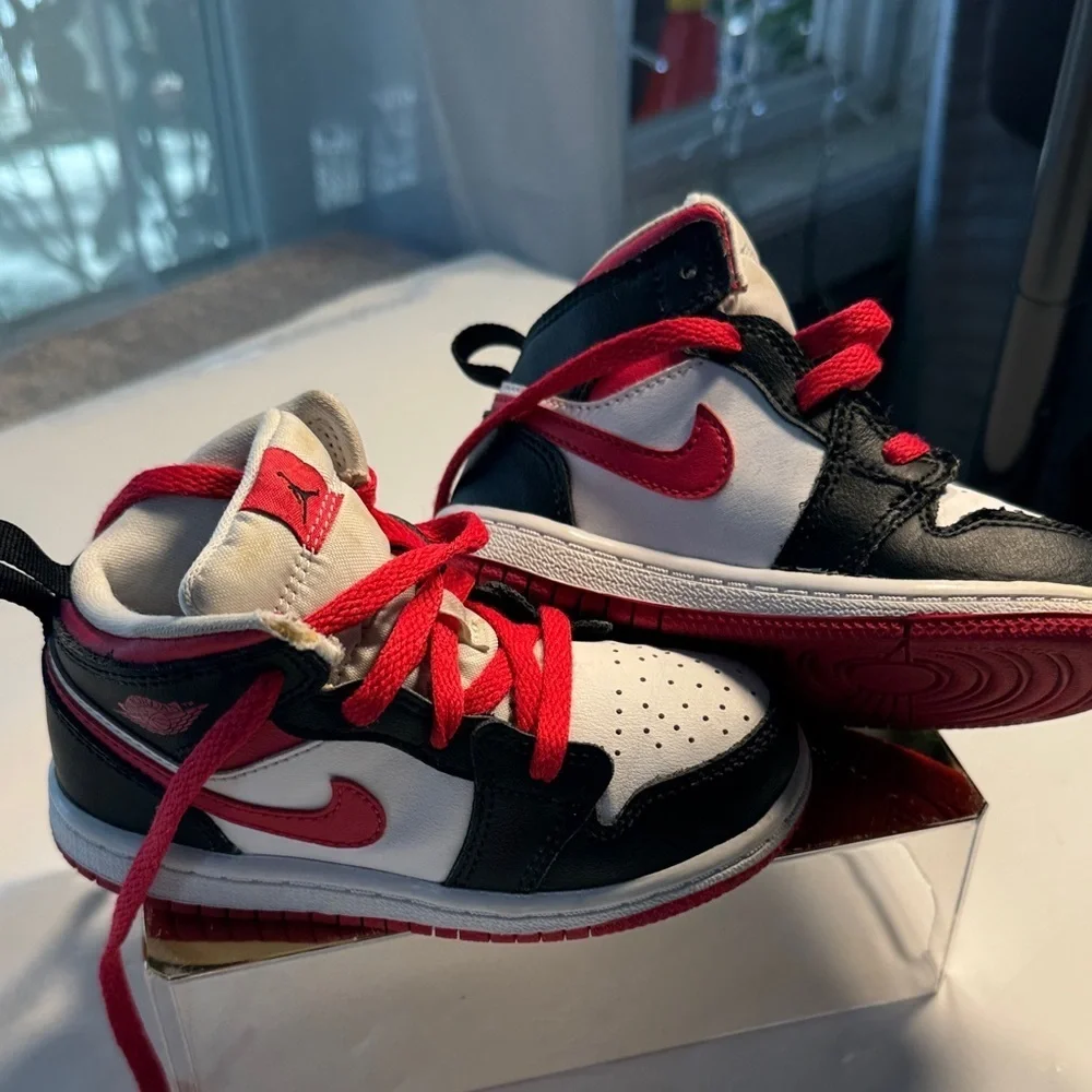 Nike Kids Black and Red High-Top Sneakers Size 8C